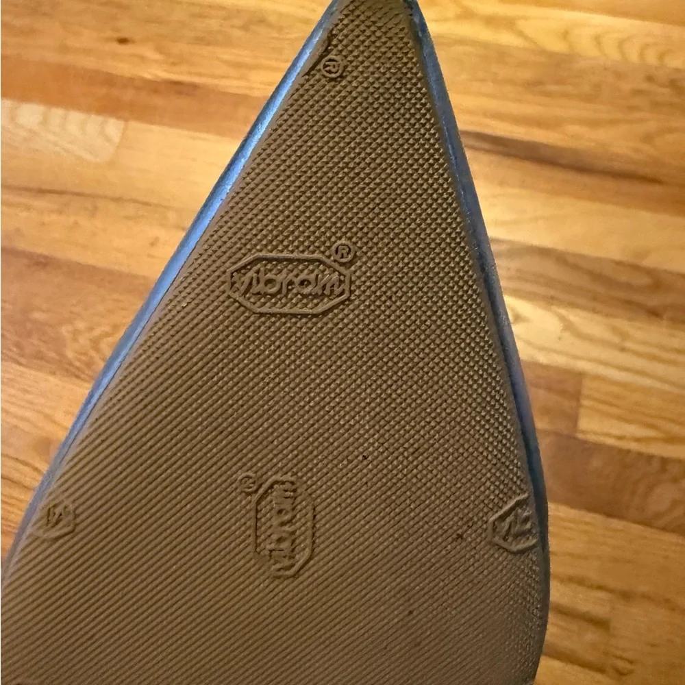 Perfect Holiday Shoe! 
Stuart Weitzman Emilia Silver Women's Flats - Picture 8 of 12